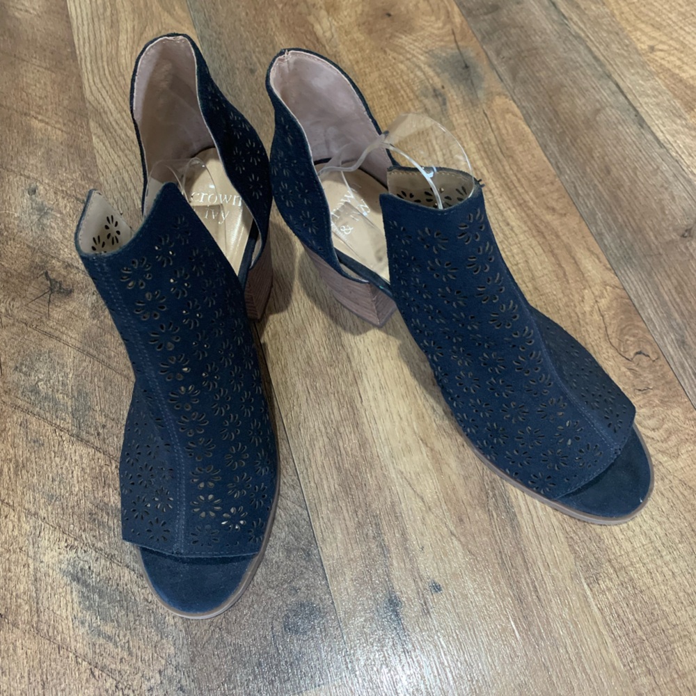 Crown & Ivy navy blue leather laser cut open toe heeled booties shoes size 9.5